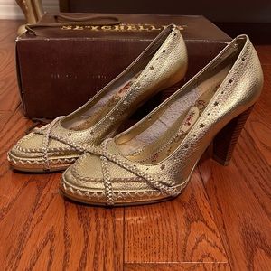 EUC Seychelles Illicit Gold Leather Pumps size 6.5